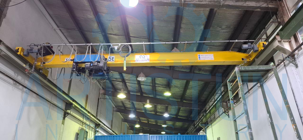 Single girder overhead crane in a workshop bay — overall view of the hall