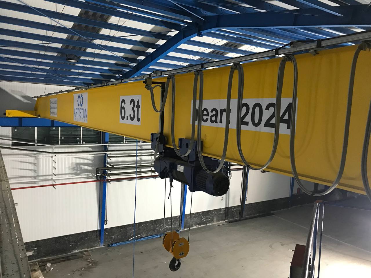 جرثقیل سقفی آویز جرثقیل سقفی آویز در خط مونتاژ